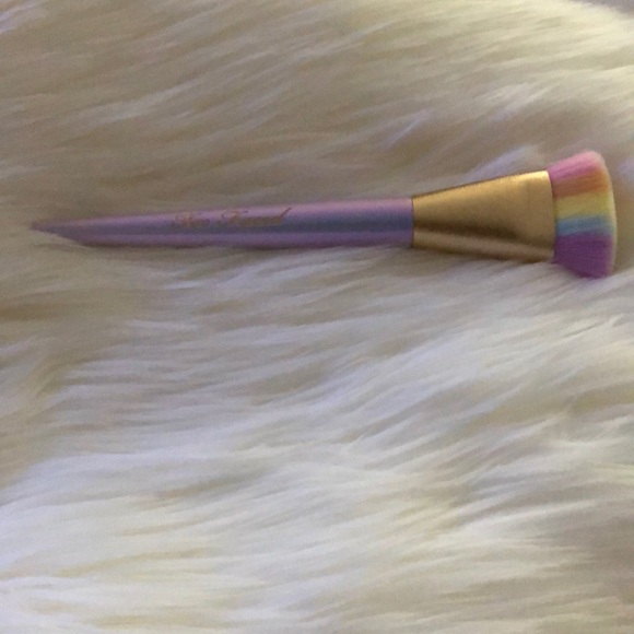 Too Faced Magic Rainbow Strobing Brush - Picture 4 of 5